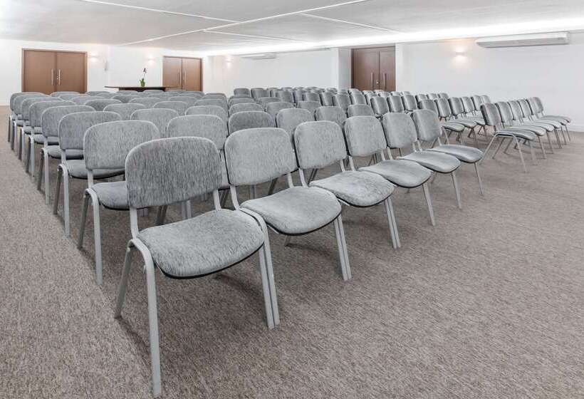 Ramada Hotel & Suites Campos Pelinca