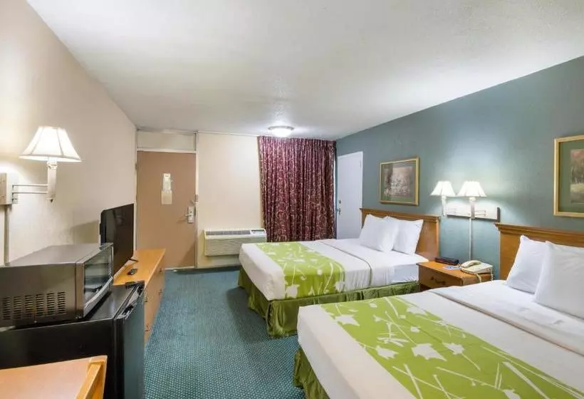 酒店 Rodeway Inn & Suites