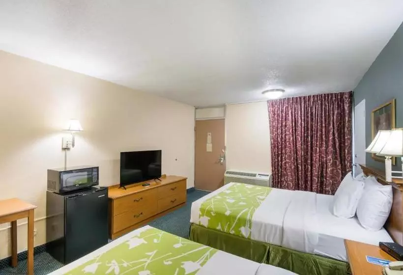 酒店 Rodeway Inn & Suites