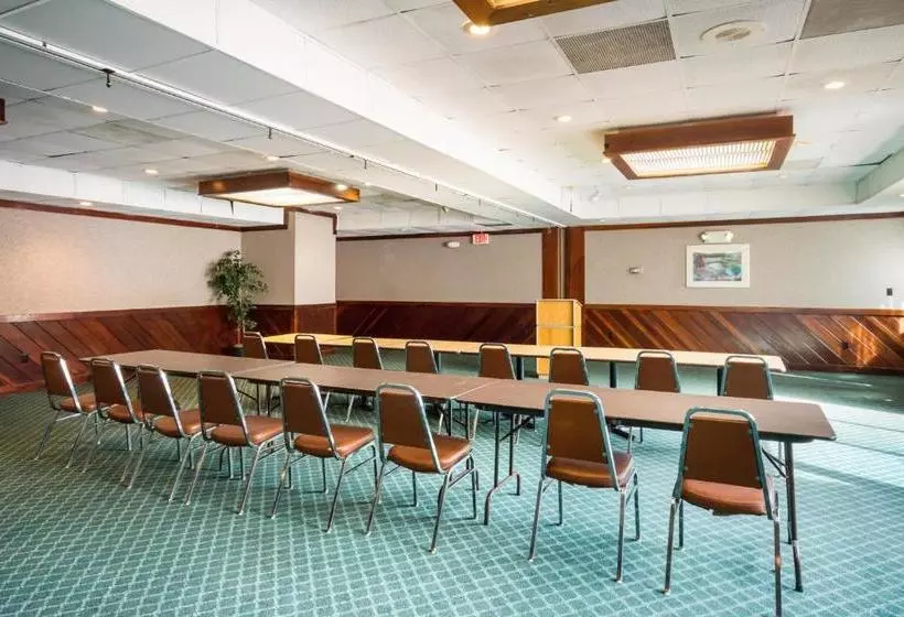 酒店 Rodeway Inn & Suites