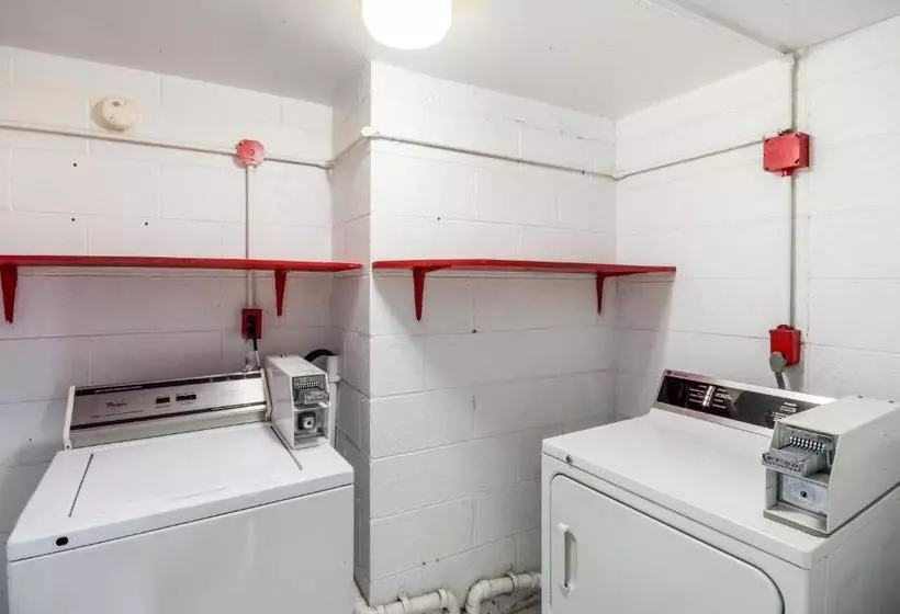 酒店 Rodeway Inn & Suites