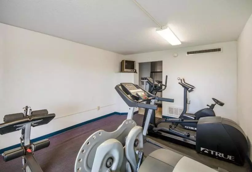 酒店 Rodeway Inn & Suites