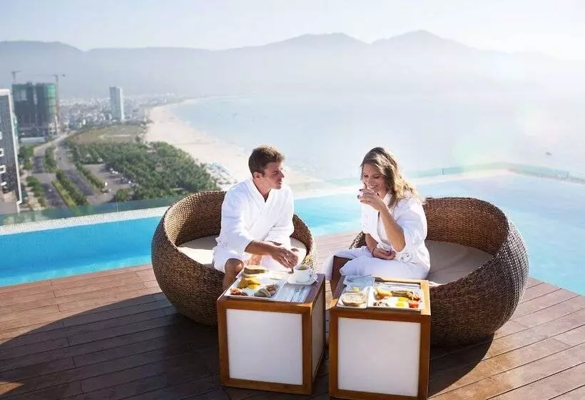 هتل A La Carte Da Nang Beach