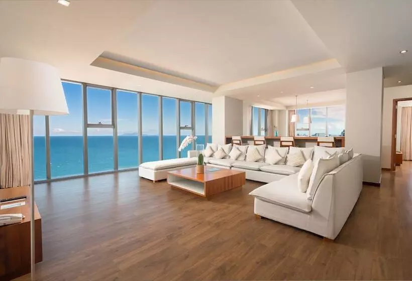 هتل A La Carte Da Nang Beach