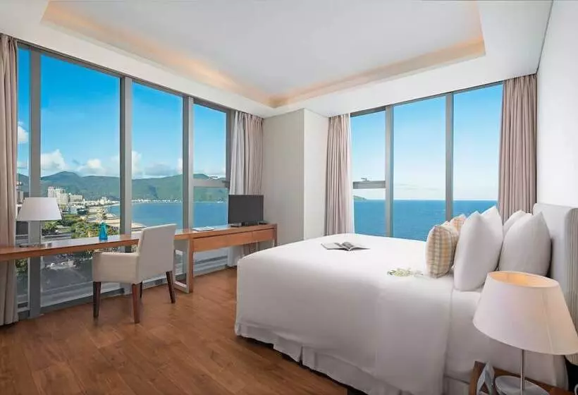 هتل A La Carte Da Nang Beach