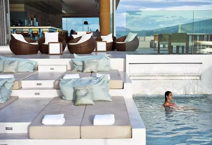 هتل A La Carte Da Nang Beach