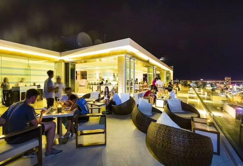 هتل A La Carte Da Nang Beach
