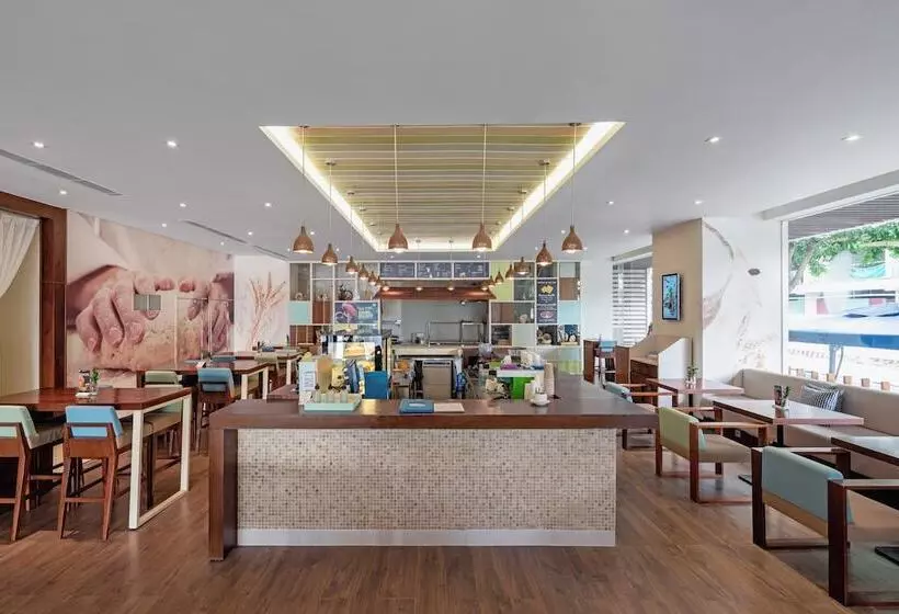 هتل A La Carte Da Nang Beach