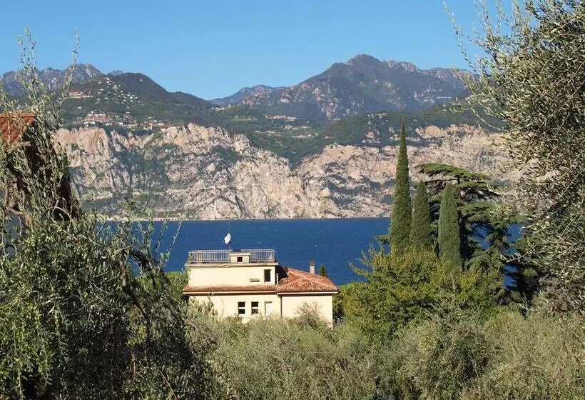 Отель Laura Christina