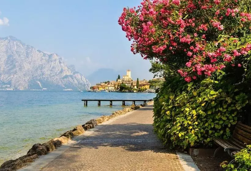 Отель Laura Christina