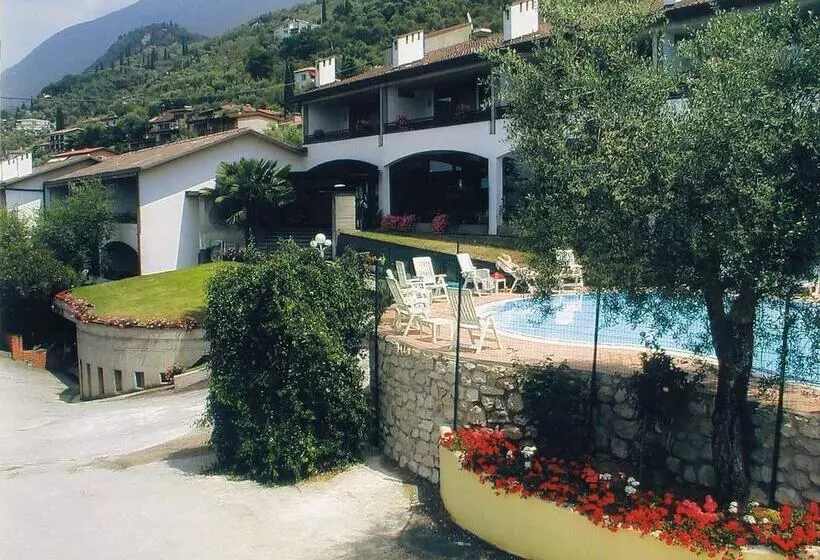 Отель Laura Christina