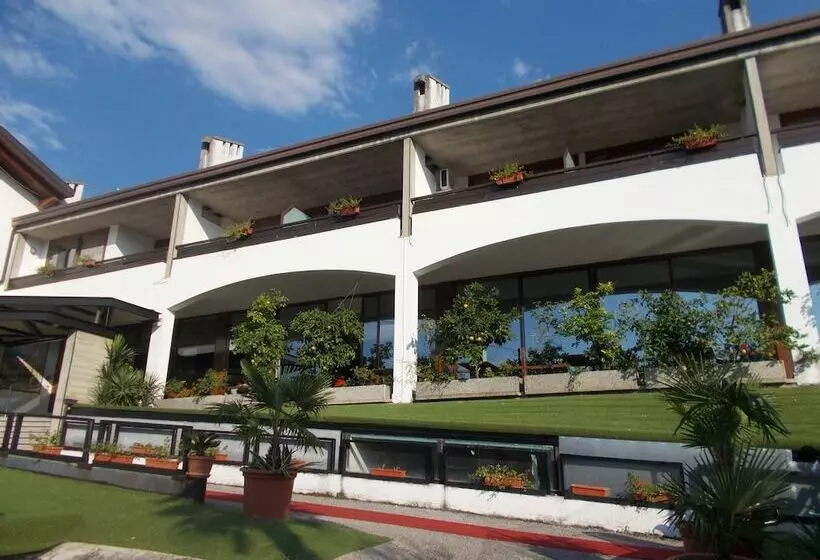 Отель Laura Christina