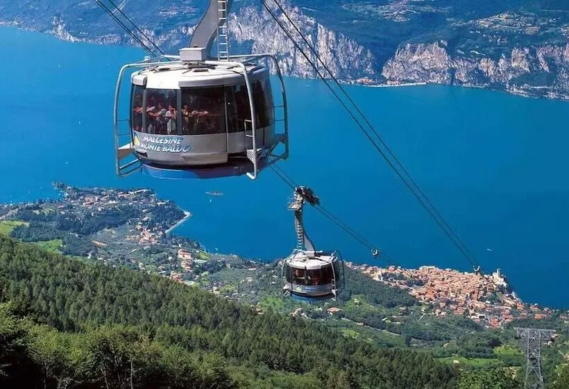 Отель Laura Christina