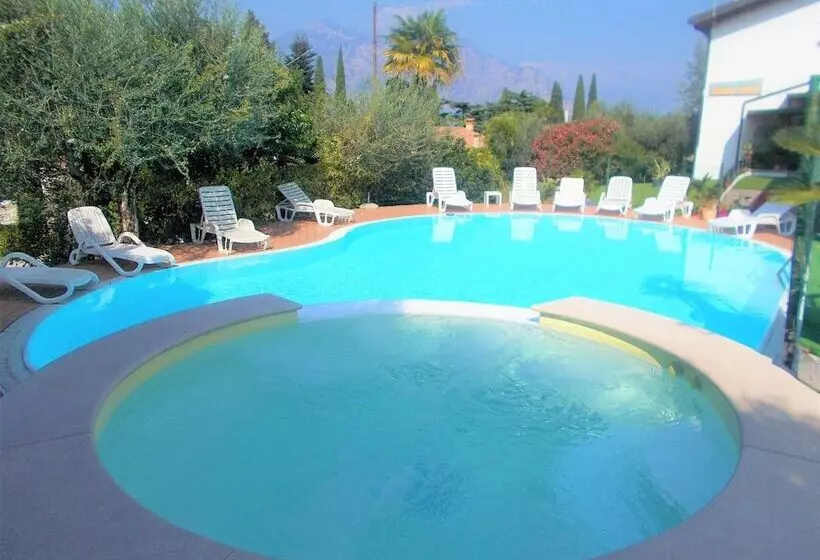 Отель Laura Christina