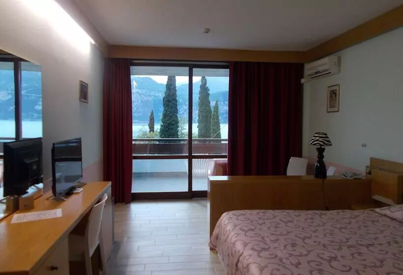 Отель Laura Christina