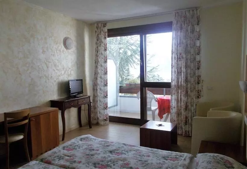 Отель Laura Christina