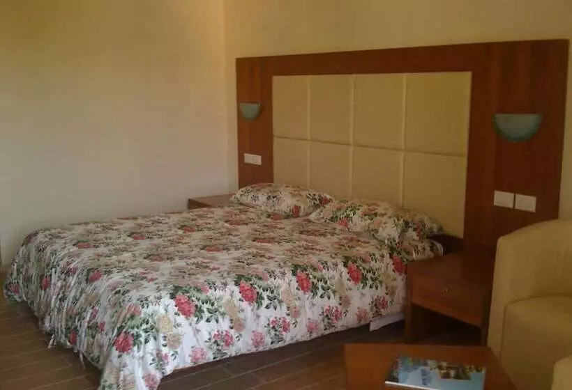 Отель Laura Christina