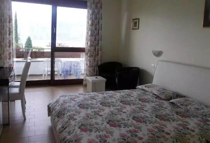 Отель Laura Christina