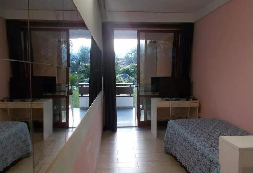 Отель Laura Christina