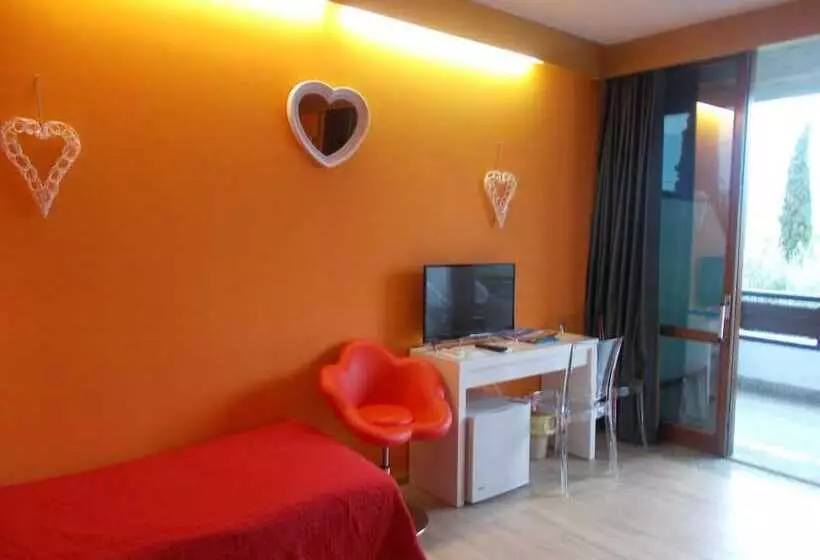 Отель Laura Christina