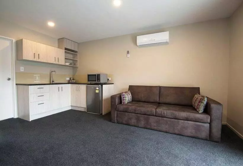 Ellerslie Palms Motel