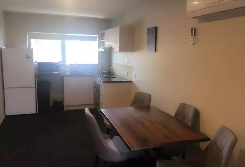 Ellerslie Palms Motel