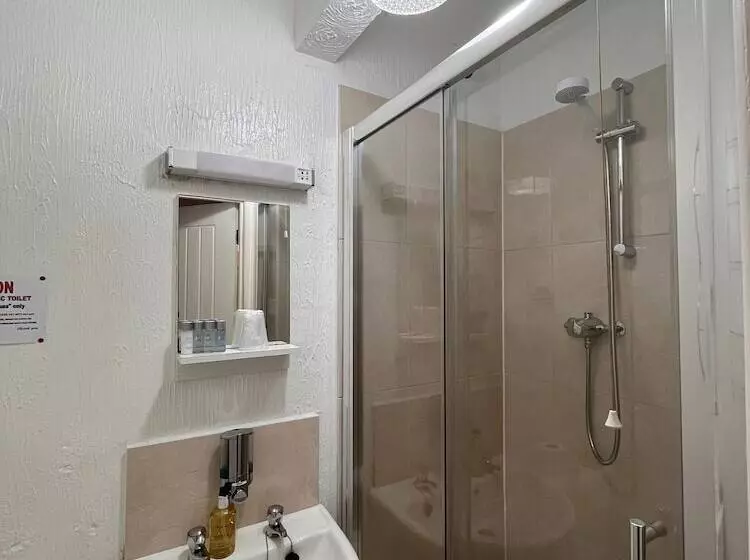 פנסיון Tusker Lodge