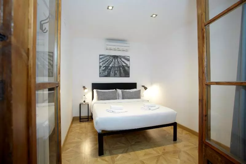 L Escudellers By The Streets