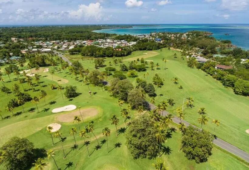 هتل Mount Irvine Bay Resort