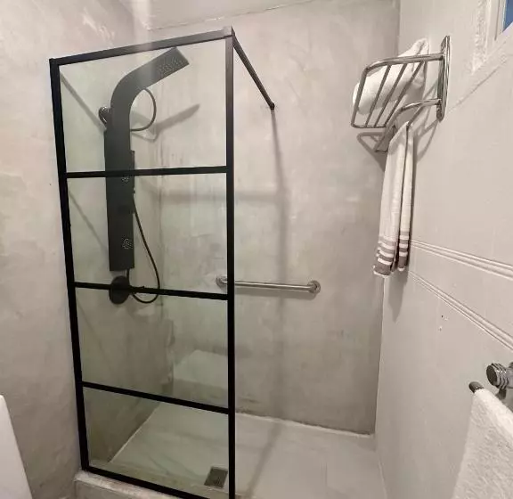 پانسیون Crash Boat 1