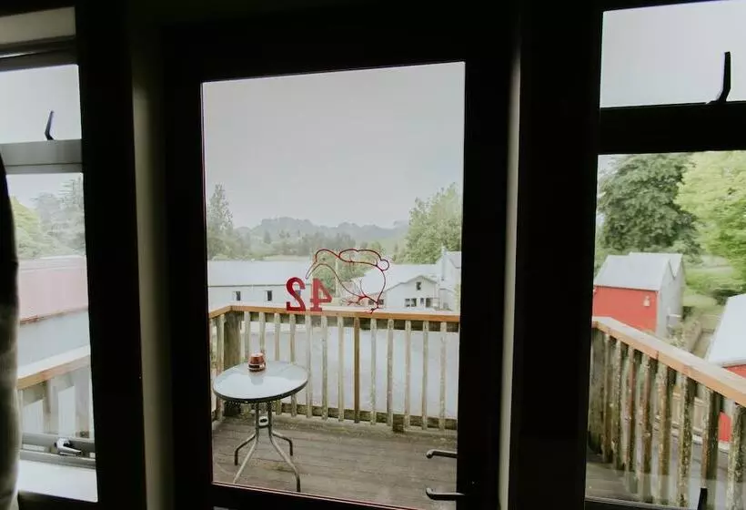 Hotelli Waitomo Village Chalets Home Of Kiwipaka