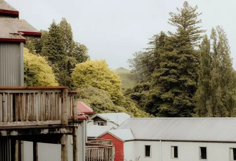 Hotelli Waitomo Village Chalets Home Of Kiwipaka