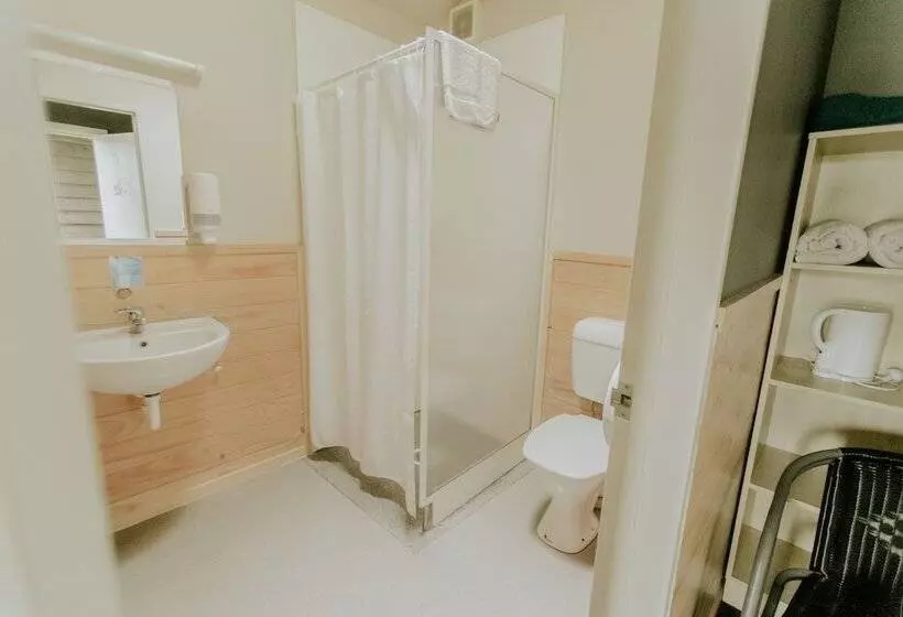 Hotelli Waitomo Village Chalets Home Of Kiwipaka