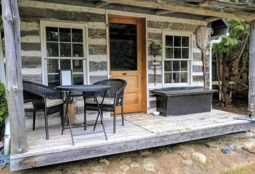 Majatalo A Rustic Cabin In The Woods