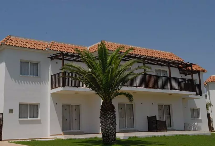 Maistros Hotel Apartments & Bungalows