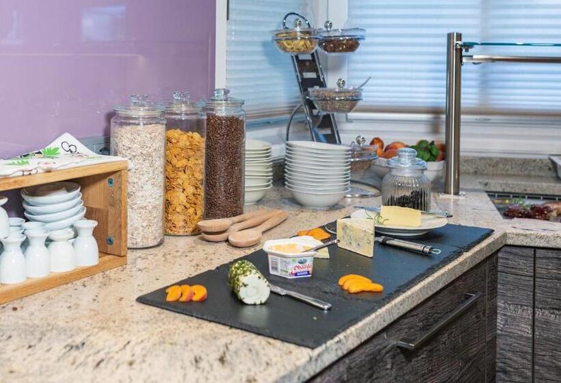 تختخواب و صبحانه Pension Zimpasser