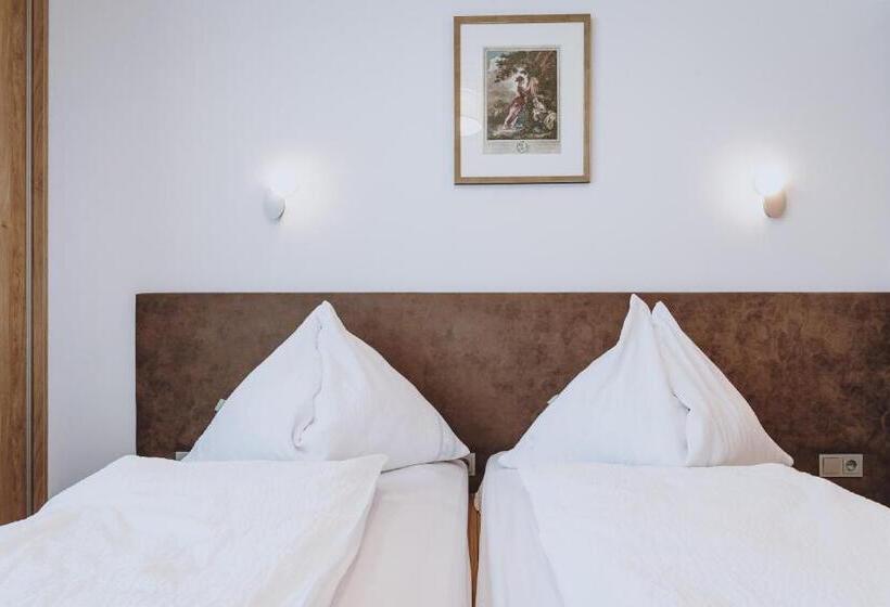 تختخواب و صبحانه Pension Zimpasser