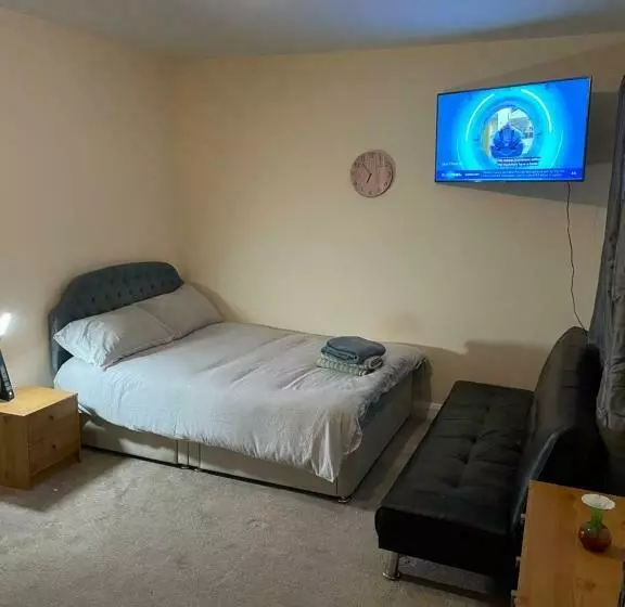 Aamiaismajoitus (B&B) Private Rooms In A Cheerful 4 Bedroom Town House