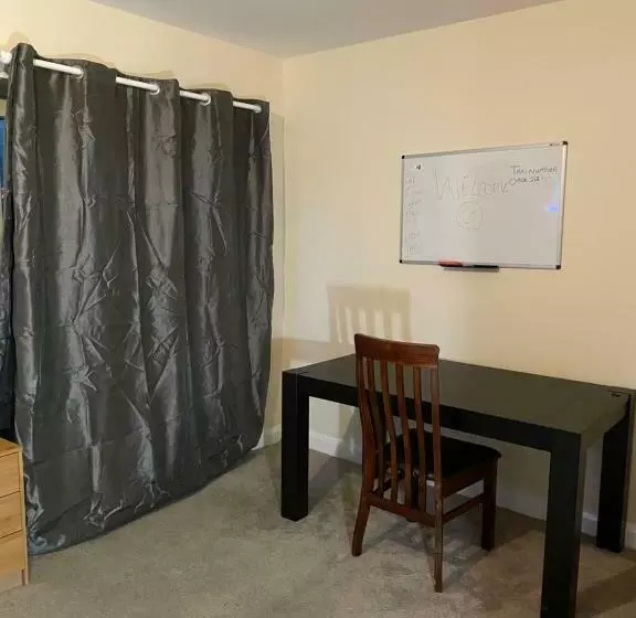 Aamiaismajoitus (B&B) Private Rooms In A Cheerful 4 Bedroom Town House