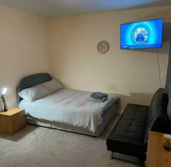 Aamiaismajoitus (B&B) Private Rooms In A Cheerful 4 Bedroom Town House