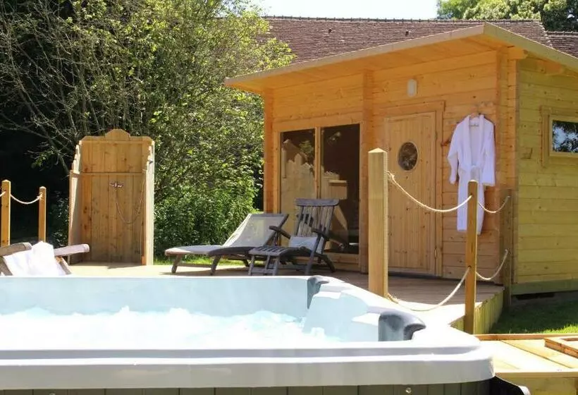 ペンション Le Domaine Du Petit Tertre   Spa En Exterieur