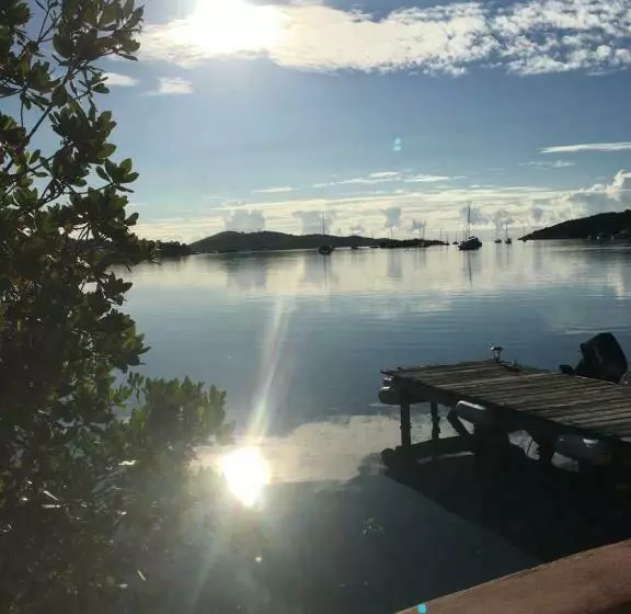 پانسیون Naniqui Cottage   Only Adults  Parking Golf Car Only