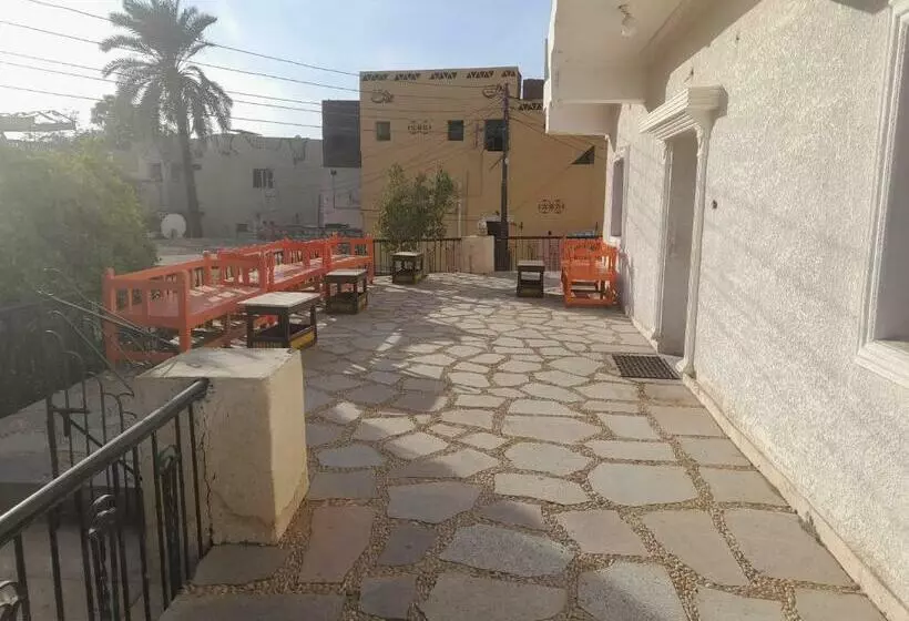 تختخواب و صبحانه Grand House