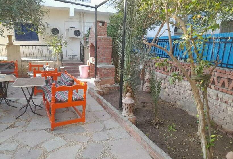 تختخواب و صبحانه Grand House