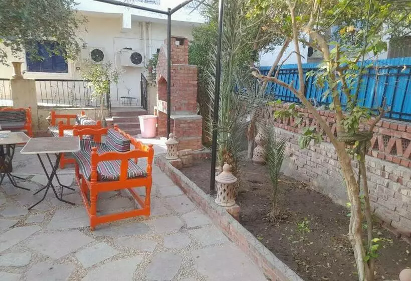 تختخواب و صبحانه Grand House