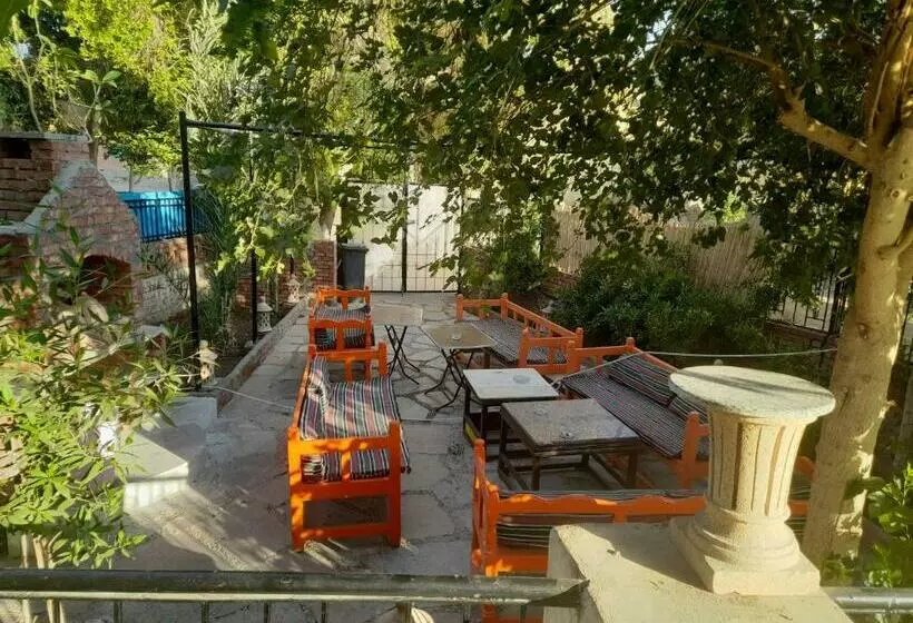 تختخواب و صبحانه Grand House