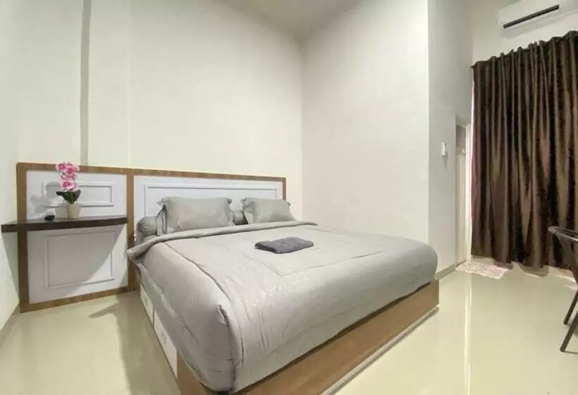 ホテル Mj Guest House Pusat Kota Malili Mitra Reddoorz