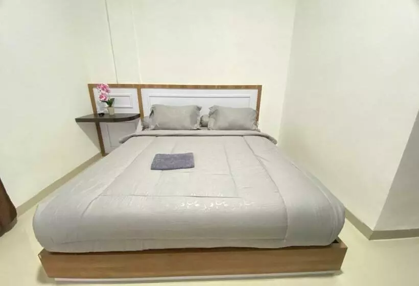ホテル Mj Guest House Pusat Kota Malili Mitra Reddoorz