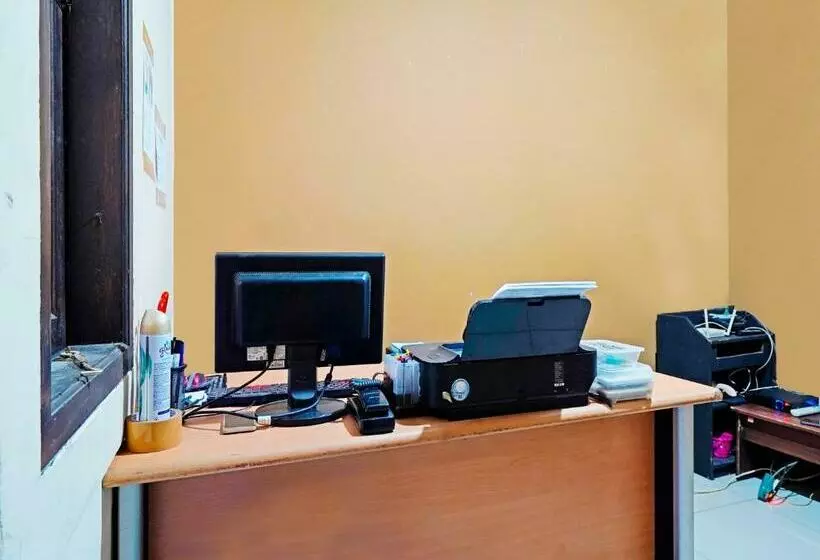 Hotelli Spot On 91602 Red House Rents Syariah