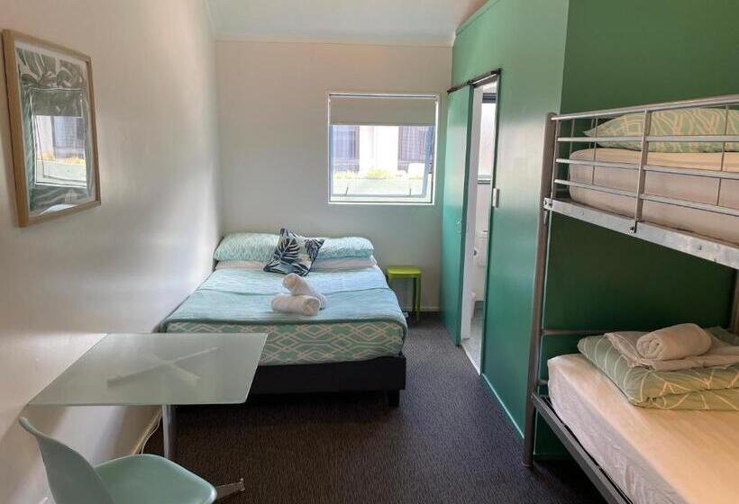 הוסטל Peppertree Lodge & Backpackers